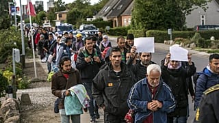  صورة أرشيفية للاجئين يتجهون من جنوب الدنمارك إلى السويد بعد أن وصلوا من ألمانيا، 7 سبتمبر 2015