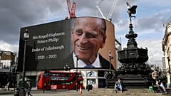 Un omaggio al principe Filippo su uno schermo a Piccadilly Circus, Londra