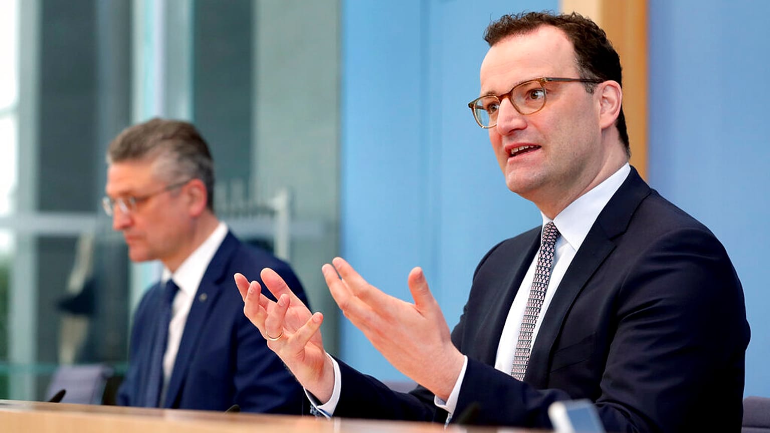 Almanya Sağlık Bakanı Jens Spahn (sağda)