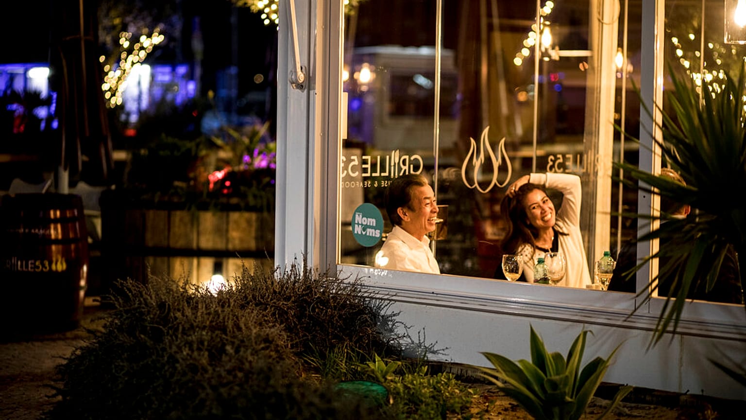 Una pareja cenaba la semana pasada sin restricciones en un restaurante gibraltareño