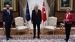 Soldan sağa: AB Konseyi Başkanı Charles Michel, Türkiye Cumhurbaşkanı Recep Tayyip Erdoğan ve Avrupa Birliği Komisyonu Başkanı Ursula von der Leyen