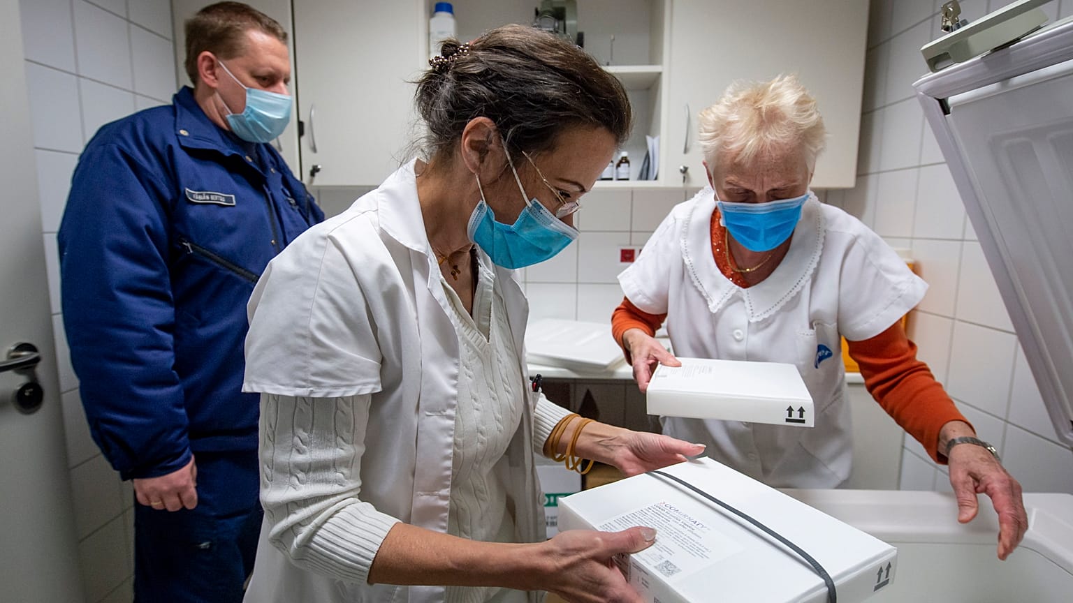 Hűtőládába helyezik a Pfizer-BioNTech vakcináit a balassagyarmati Dr. Kenessey Albert Kórházban 