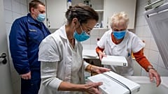 Hűtőládába helyezik a Pfizer-BioNTech vakcináit a balassagyarmati Dr. Kenessey Albert Kórházban 