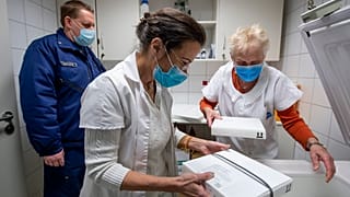 Hűtőládába helyezik a Pfizer-BioNTech vakcináit a balassagyarmati Dr. Kenessey Albert Kórházban 