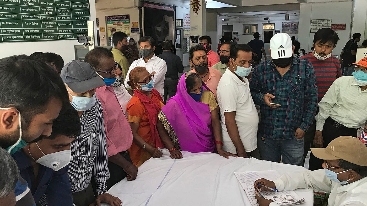 Hindistan'ın Prayagraj kentinde Covid-19 aşısı olmak için kaydolmayı bekleyen vatandaşlar