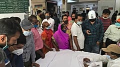 Hindistan'ın Prayagraj kentinde Covid-19 aşısı olmak için kaydolmayı bekleyen vatandaşlar