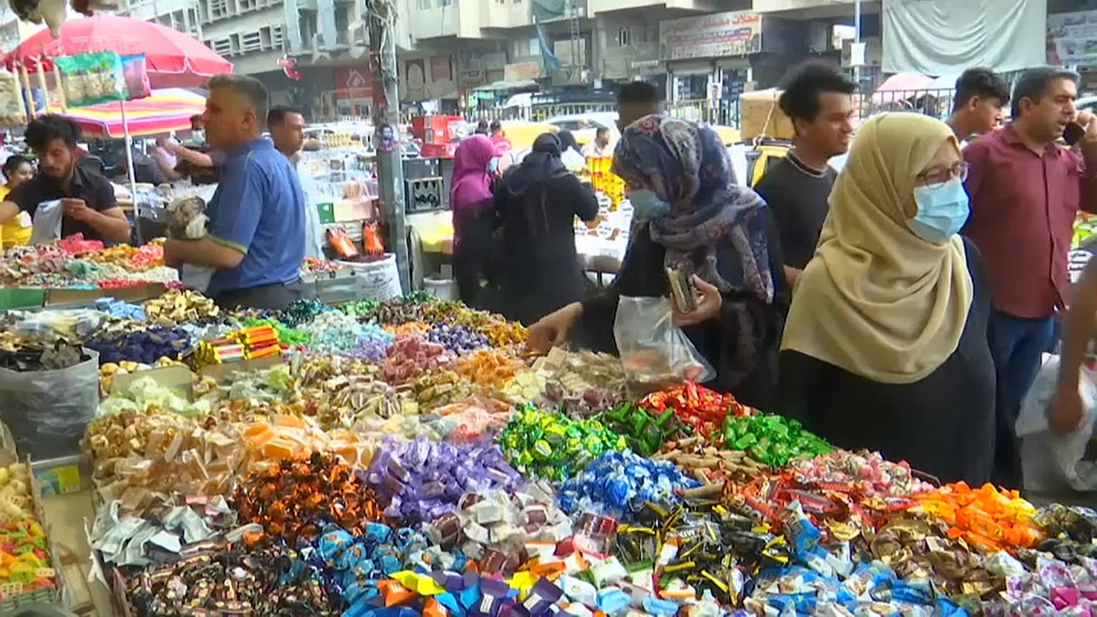 إدت الجائحة إلى "حجز" كثيرين في منازلهم وعدم ذهابهم إلى الأسواق (بغداد) 