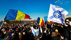 A szigorítások ellen tüntetnek a román parlament bukaresti épülete előtt 2021. március 7-én