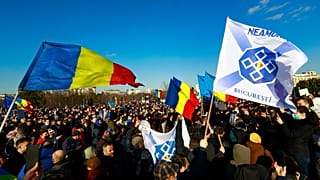 A szigorítások ellen tüntetnek a román parlament bukaresti épülete előtt 2021. március 7-én