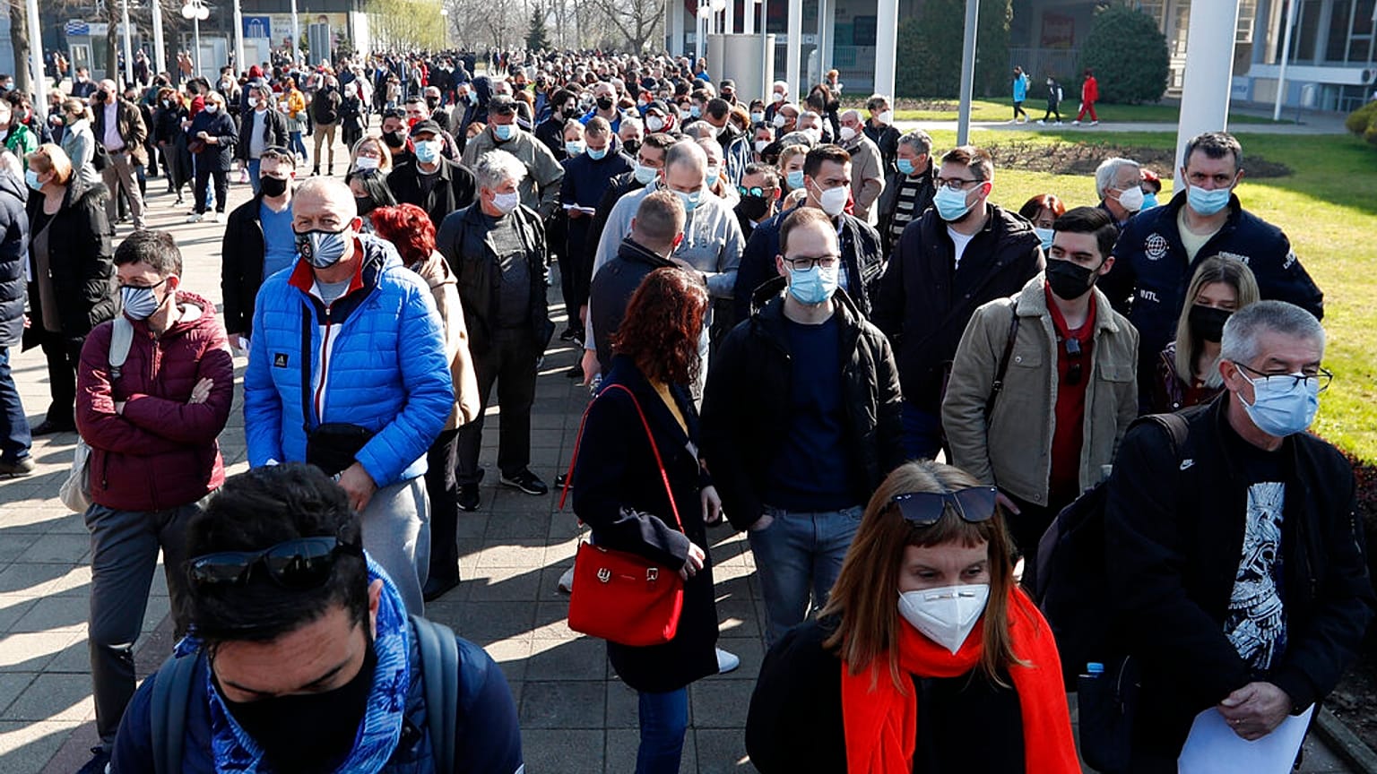 Sırbistan'ın başkenti Belgrad'dan bir kare. Fotoğrafta görülen aşı sırasının çoğunu Bosna Hersek, Arnavutluk ve Kuzey Makedonya'dan gelen yabancı turistler oluşturuyor.