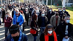 Sırbistan'ın başkenti Belgrad'dan bir kare. Fotoğrafta görülen aşı sırasının çoğunu Bosna Hersek, Arnavutluk ve Kuzey Makedonya'dan gelen yabancı turistler oluşturuyor.
