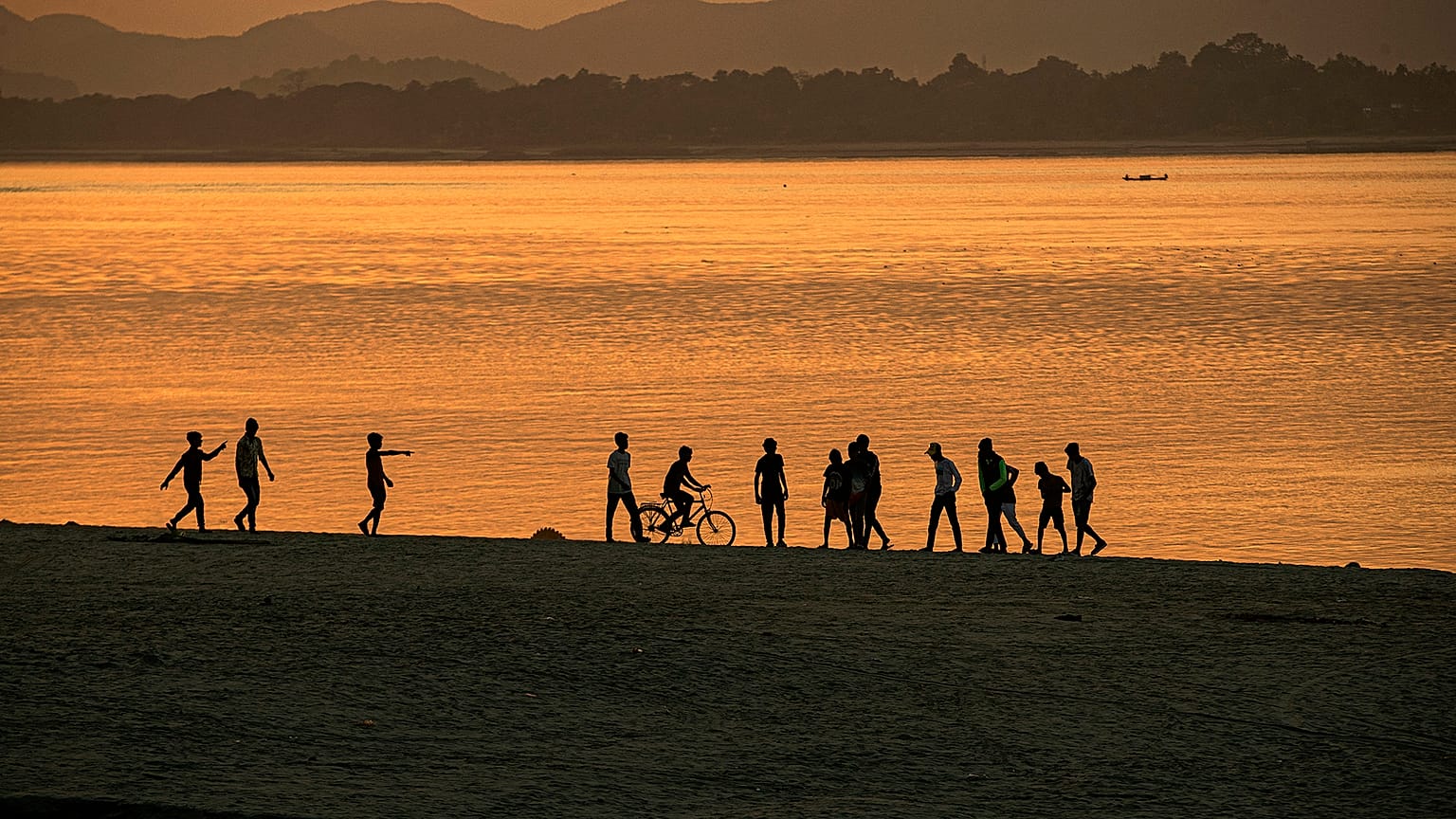 Brahmaputra Nehri kenarında oyun oynayan Hindistanlı gençler