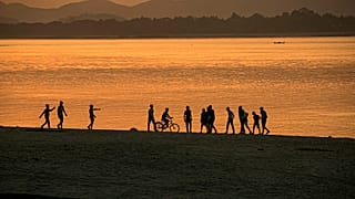 Brahmaputra Nehri kenarında oyun oynayan Hindistanlı gençler
