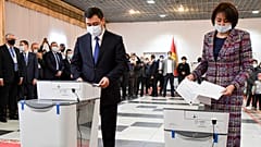 Садыр Жапаров голосует на референдуме о принятии новой Конституции