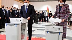 Präsident Sadyr Dschaparow samt Gattin bei der Stimmabgabe in der Hauptstadt Bischkek