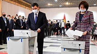 Садыр Жапаров голосует на референдуме о принятии новой Конституции