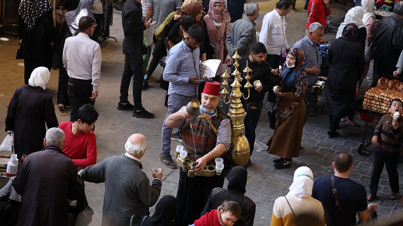 إسحاق كريميد، بائع عصير تمر هندي في أحد أسواق دمشق المزدحمة