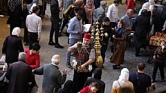 إسحاق كريميد، بائع عصير تمر هندي في أحد أسواق دمشق المزدحمة