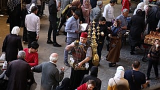إسحاق كريميد، بائع عصير تمر هندي في أحد أسواق دمشق المزدحمة