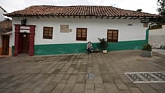Una mujer con mascarilla en el exterior de su casa en Bogotá, Colombia, el 10 de abril de 2021