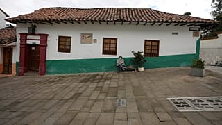 Una mujer con mascarilla en el exterior de su casa en Bogotá, Colombia, el 10 de abril de 2021