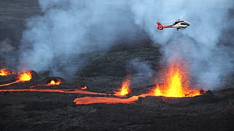 Hubschrauber überfliegt den Piton de la Fournaise