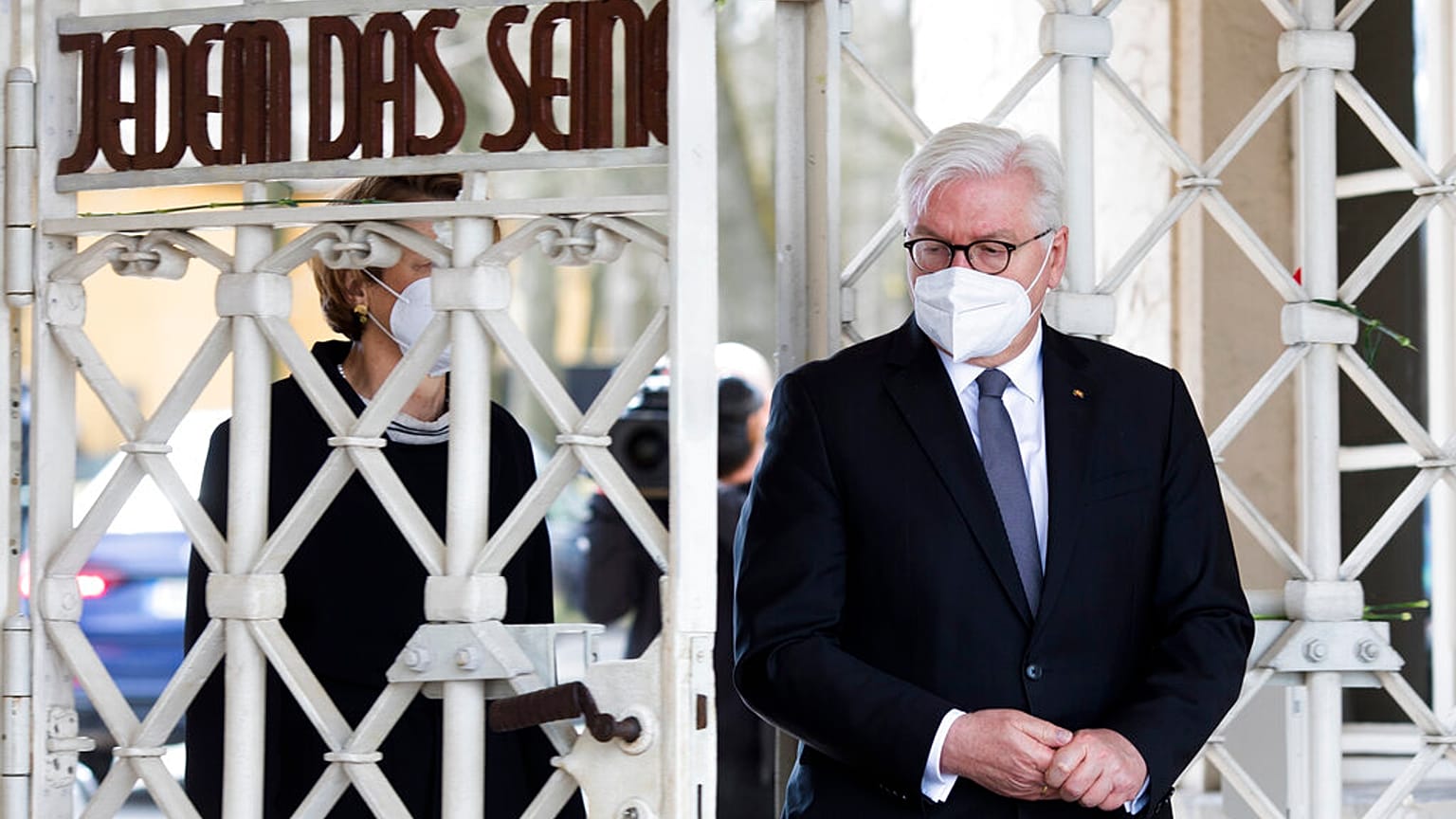 Le président allemand Frank-Walter Steinmeier franchissant le portail d'entrée du camp de concentration nazi de Buchenwald le 11 avril 2021.