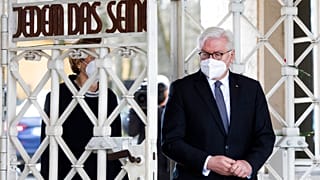 Le président allemand Frank-Walter Steinmeier franchissant le portail d'entrée du camp de concentration nazi de Buchenwald le 11 avril 2021.