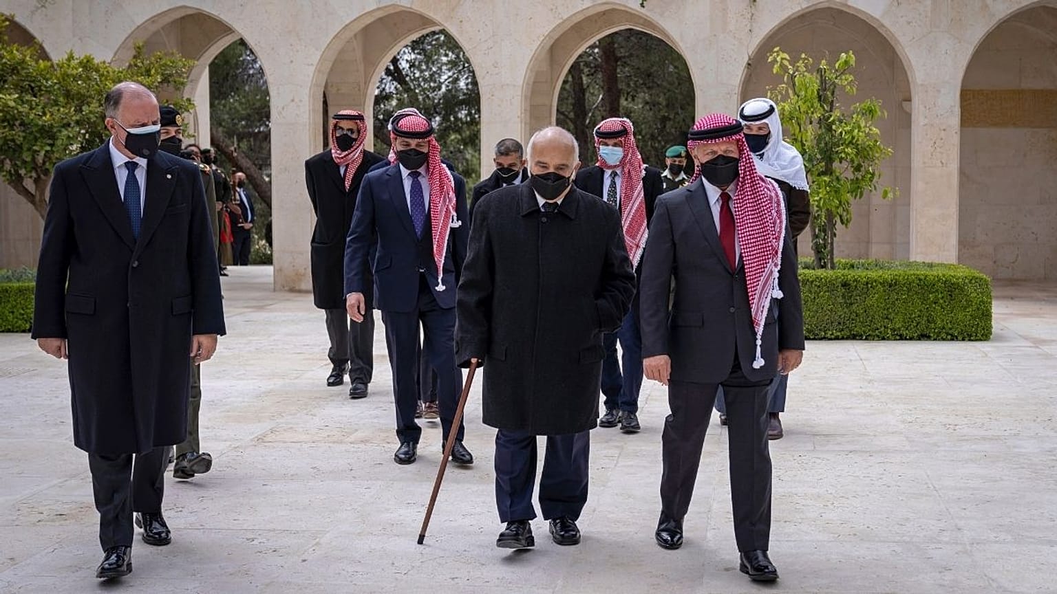 حضور ملک عبدالله دوم به همراه شاهزاده حمزه بن حسین و حسن بن طلال در آرامگاه پادشاه سابق اردن