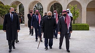 حضور ملک عبدالله دوم به همراه شاهزاده حمزه بن حسین و حسن بن طلال در آرامگاه پادشاه سابق اردن