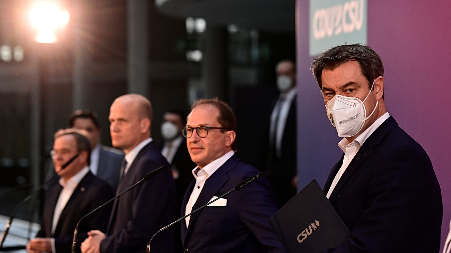 Tout à gauche, Armin Laschet et à droite, Markus Soeder 