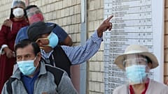 Votantes en las mesas electorales de las presidenciales en Perú, el 11 de abril de 2021