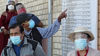 Votantes en las mesas electorales de las presidenciales en Perú, el 11 de abril de 2021