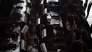 Çin'de bir internet kafede bilgisayar kullanan vatandaşlar