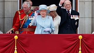 Принц Чарльз, королева Елизавета II и принц Филипп на балконе Букингемского дворца. 2017 год.