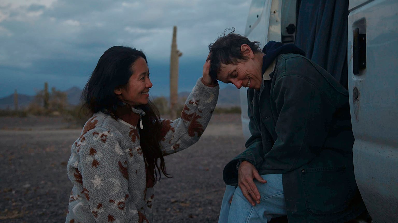 Regisseurin Chloé Zhao und Schauspielerin Frances McDormand am Set von "Nomadland"