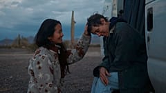 Regisseurin Chloé Zhao und Schauspielerin Frances McDormand am Set von "Nomadland"