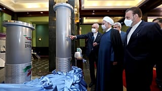 الرئيس الإيراني حسن روحاني يستمع إلى رئيس منظمة الطاقة الذرية الإيرانية علي أكبر صالحي أثناء زيارته لمعرض إنجازات إيران النووية الجديدة في طهران- إيران.