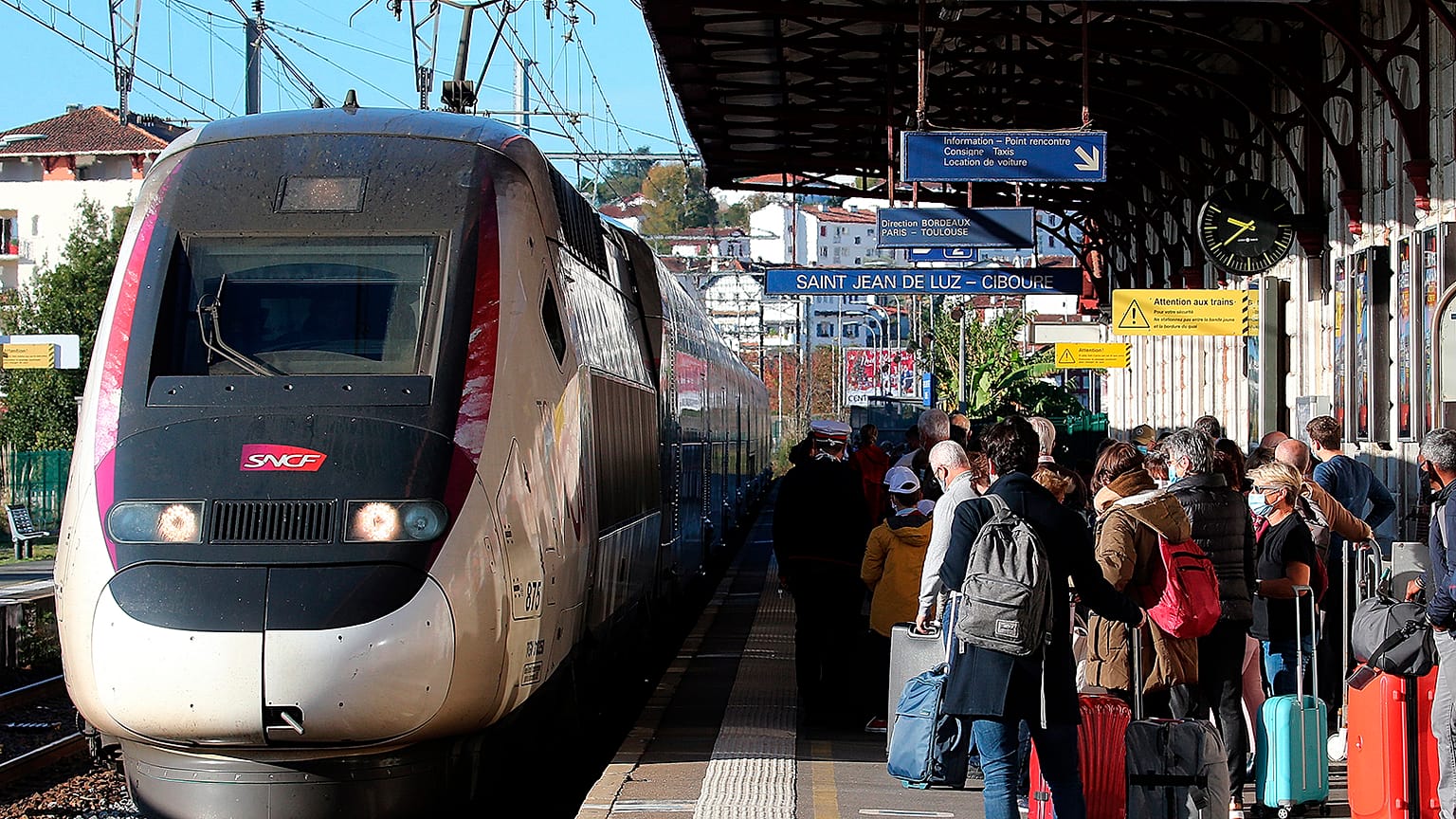 Paris'teki Saint Jean de Luz garında yolcu almak için bekleyen bir hızlı tren