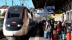 Paris'teki Saint Jean de Luz garında yolcu almak için bekleyen bir hızlı tren