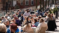 Lockerungen in England: Die Außenbereiche der Gastronomie waren heute gut besucht.