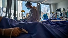 Orvos a Városmajori Szív- és Érgyógyászati Klinika koronavírussal fertőzött betegek fogadására kialakított intenzív osztályán 2021. április 9-én.