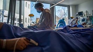 Orvos a Városmajori Szív- és Érgyógyászati Klinika koronavírussal fertőzött betegek fogadására kialakított intenzív osztályán 2021. április 9-én.
