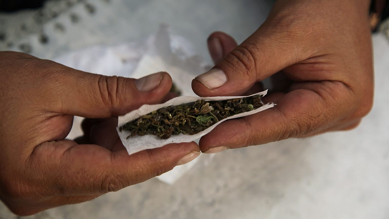 Una persona haciendo uso de la marihuana.