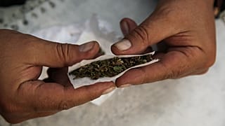 Una persona haciendo uso de la marihuana.