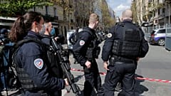 Agentes de policía acordonan la zona tras un tiroteo el lunes 12 de abril de 2021 en París. 