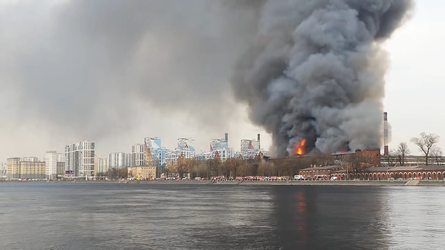 Flammen über Petersburg - historische Fabrik abgebrannt 
