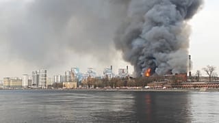 Flammen über Petersburg - historische Fabrik abgebrannt 