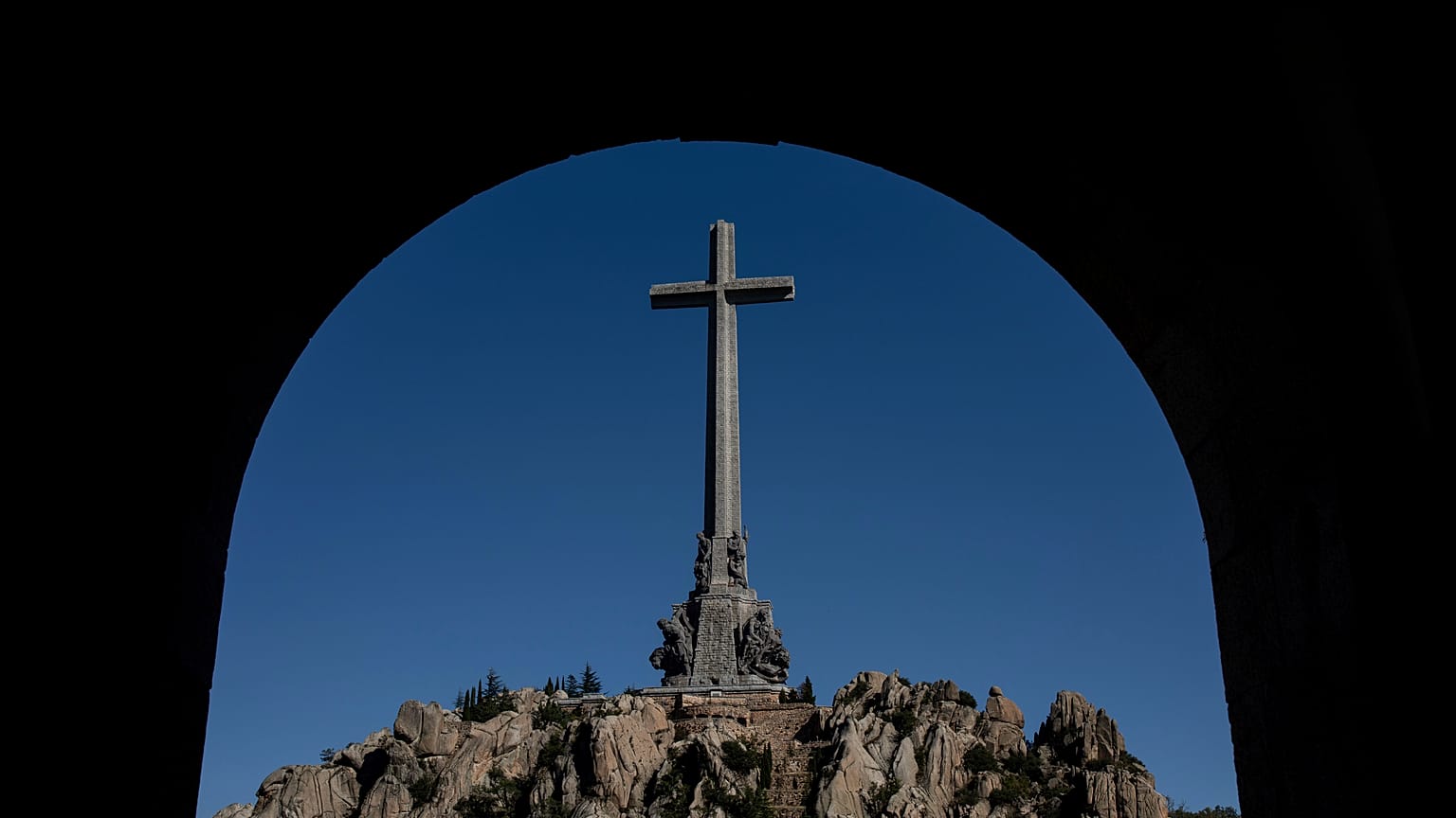 Foto de archivo del 10 de octubre de 2019: el mausoleo del Valle de los Caídos se ve cerca de El Escorial, en las afueras de Madrid, España.