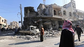 مشهد من سوق في مدينة سراقب بريف إدلب بعد غارة جوية لطيران النظام السوري يوم السبت 21 كانون الأول 2019